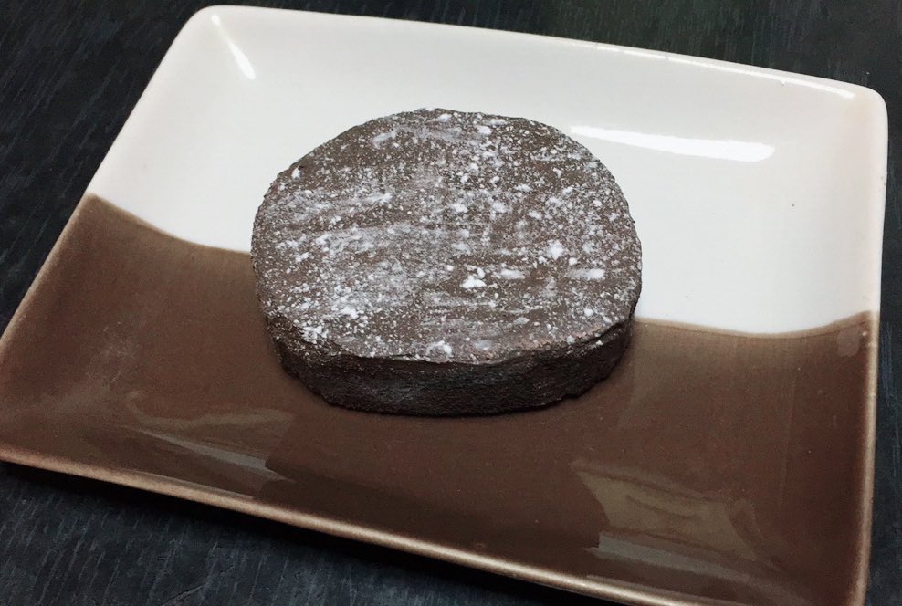 みりん 趣味垢 Sur Twitter 手作りスクイーズですよ 百均の低反発スポンジをちょきちょきしているケーキの形にして ジョイントコーク白で下地 乾いたらその上からクリーム色のジョイントコークを上塗り 乾いたらチョコレート色を作ってジョイントコークと混ぜる