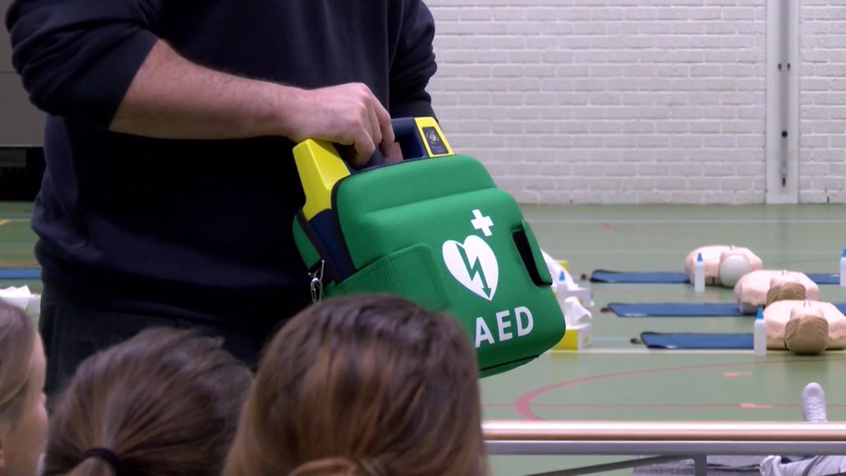 Leren #reanimeren op school, alle leerlingen #StellaMarisCollege <a href="/GemMeerssen/">Gemeente Meerssen</a> krijgen 2u/jaar #reanimatie training studenten <a href="/TaskforceQRS/">Taskforce QRS</a> @maasuniversity #CPR #AED <a href="/Kids_SaveLives/">KidsSaveLives</a> 
meervandaag.nl/2018/01/21/gem…   Item start vanaf 3:10