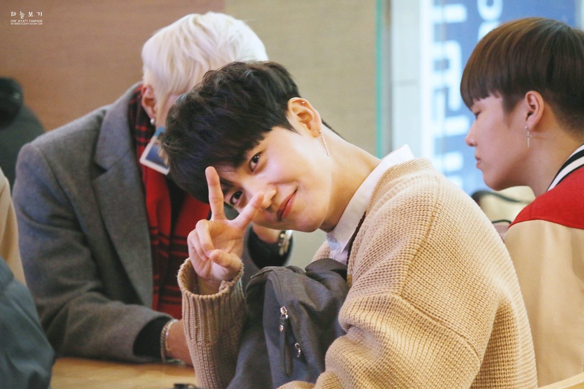 잘생긴남돌봇 tweet media