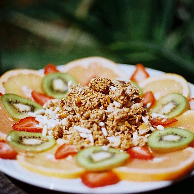 SusanadietaSem's tweet photo. Disfrutemos este verano con combinaciones cómo está! 😍
Nuestra granola #SuSanaDieta de manzana y canela con frutas 🍊🥝🍓 https://t.co/9ZB2ViV5co