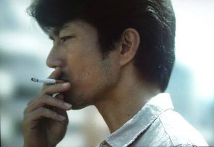 تويتر 南風 ログアウト على تويتر 禁煙が当たり前になりつつある時代 私は若い頃 煙草を吸う男が好きだった 最初に恋に落ちた男も喫煙者 人によって煙草の出し方から くわえかた 持ち方 その指のフォルムが違う そして煙がその姿を包む しびれる というわけで