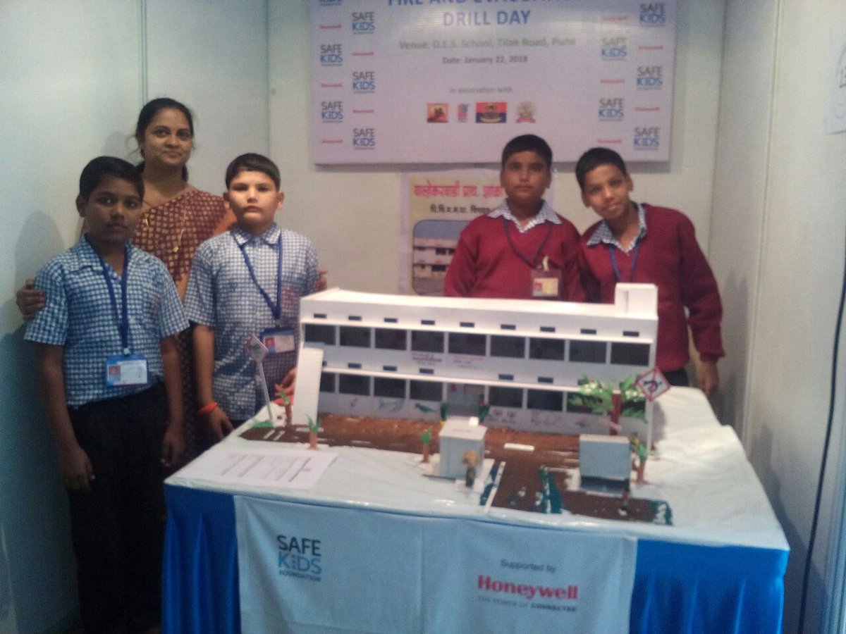 SafeKidsIndia's tweet photo. Students from 20 #pmc & #pcmc schools enthusiastically explaining the importance of #safety during #fireemergencies on the occasion of national fire and evacuation drill day. @Honeywell_India @safekids @PMCPune https://t.co/vfyieQUhbz