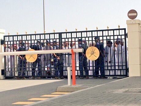 yaqoobalbalushi's tweet photo. لافراد الشرطة كل الشكر والتقدير وكأن لسان حالهم يقول " نحن هنا لحماية كل الاطراف "  #عمانيون_بلا_وظايف4 https://t.co/52RnX1zZH1