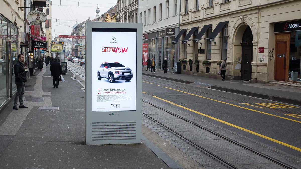 go2digital_hr's tweet photo. Wow effect! @Citroen 
#digitalsignage #SUV #advertising #DOOH https://t.co/Qpm5bRxps1