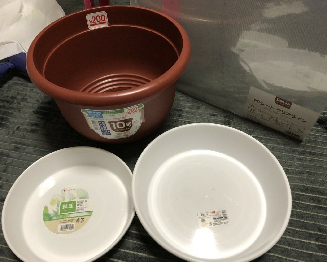 蝣羅yura ゆらぱぱ なにしよ 100均にあるものでベイスタジアムを作ろう 必須 必要なら なくてもいい 用意するもの Daiso 10号の鉢 1つ 10号の受け皿 1つ どちらも園芸用 セリア Ppシート 1つ どちらでもある8号の受け皿 1つ