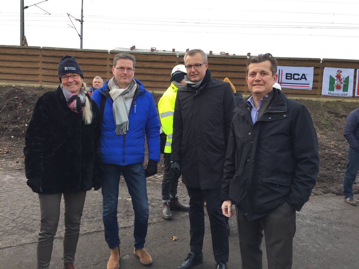 Äntligen! Första spadtaget vid Station Rosengård. - En väldigt viktigt dag för Malmö och Rosengård, säger Terje Johansson, vd på MKB och ordförande i Rosengård Fastighets AB.