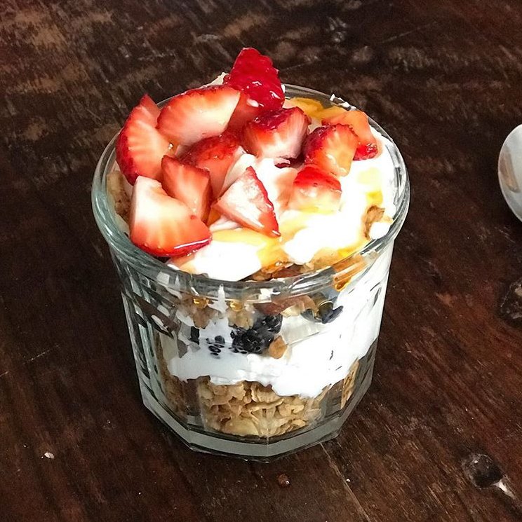 WODSuperStore's tweet photo. Kicking off the week with a granola cup dream breakfast topped with strawberries and drizzled with #mikeshothoney 📷  @labsalues https://t.co/yM3iBapI4i