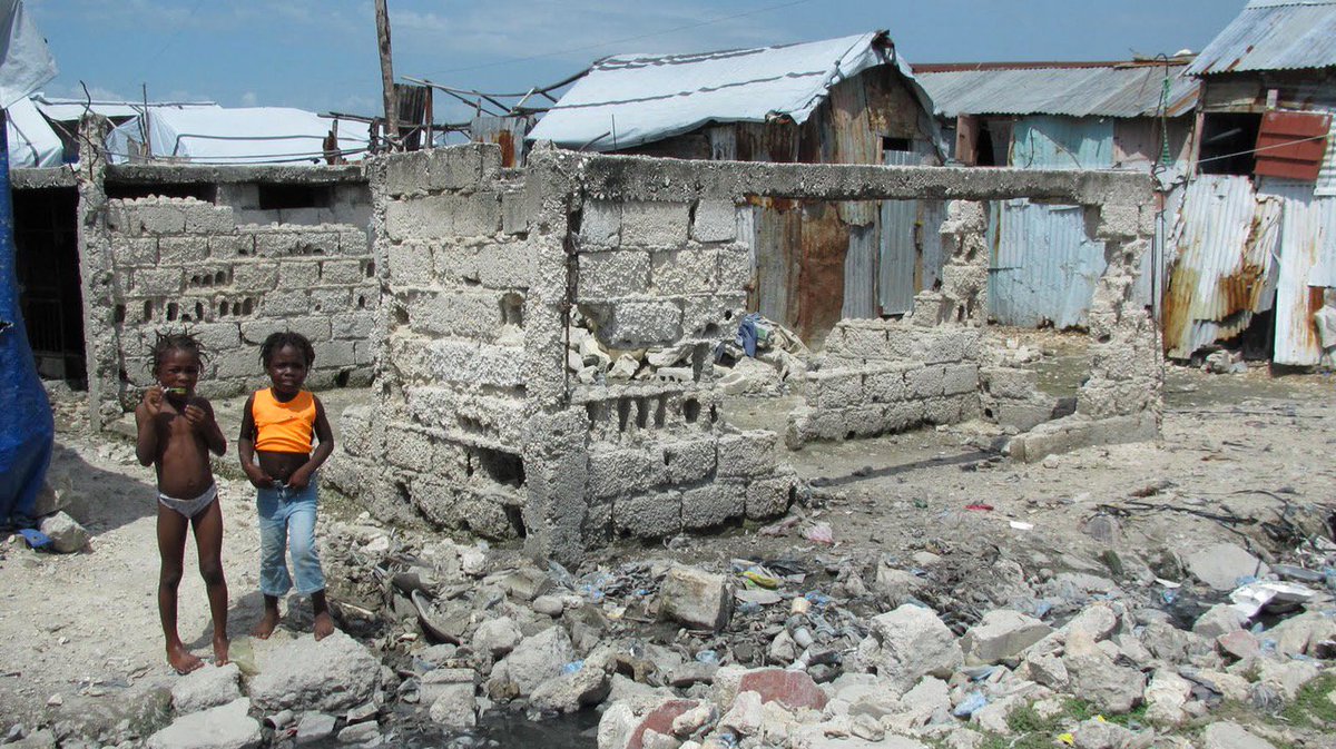 Facile d'oublier, à moins de vivre là-bas. En qq. minutes, le tremblement de terre en Haïti a tué plus de 260 000 personnes. Saviez-vous que la plupart des Haïtiens survivent avec 1$/jour ? Joignez-vous à Céline pour soutenir Aid Still Required #Haïti bit.ly/ASRHaiti  -TC