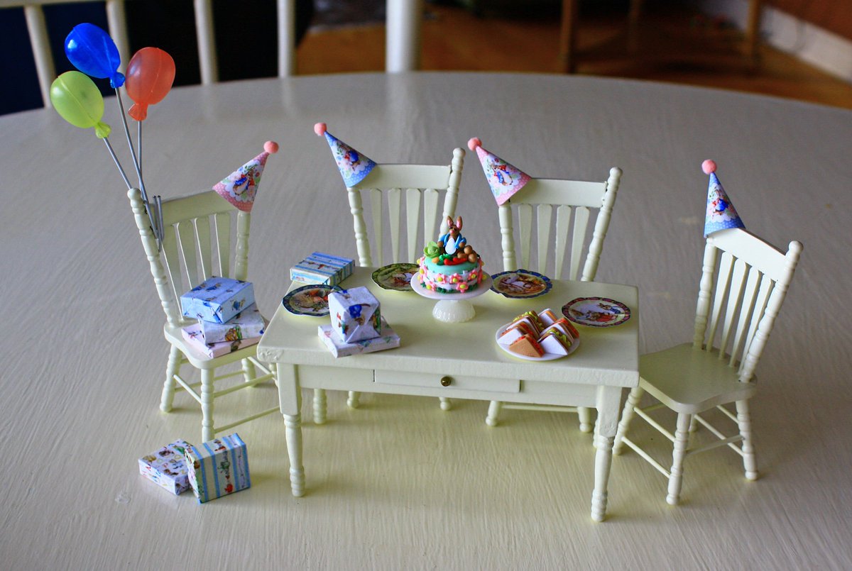 SmallScaleMinis's tweet image. Mini Birthday Party!  #dollhouse #miniature #dollhouseminiatures #dollhouseaccessories #oneinchscale #onetwevlescale #handmade #dollhousefood #minikitchen #miniatures #dollhouse