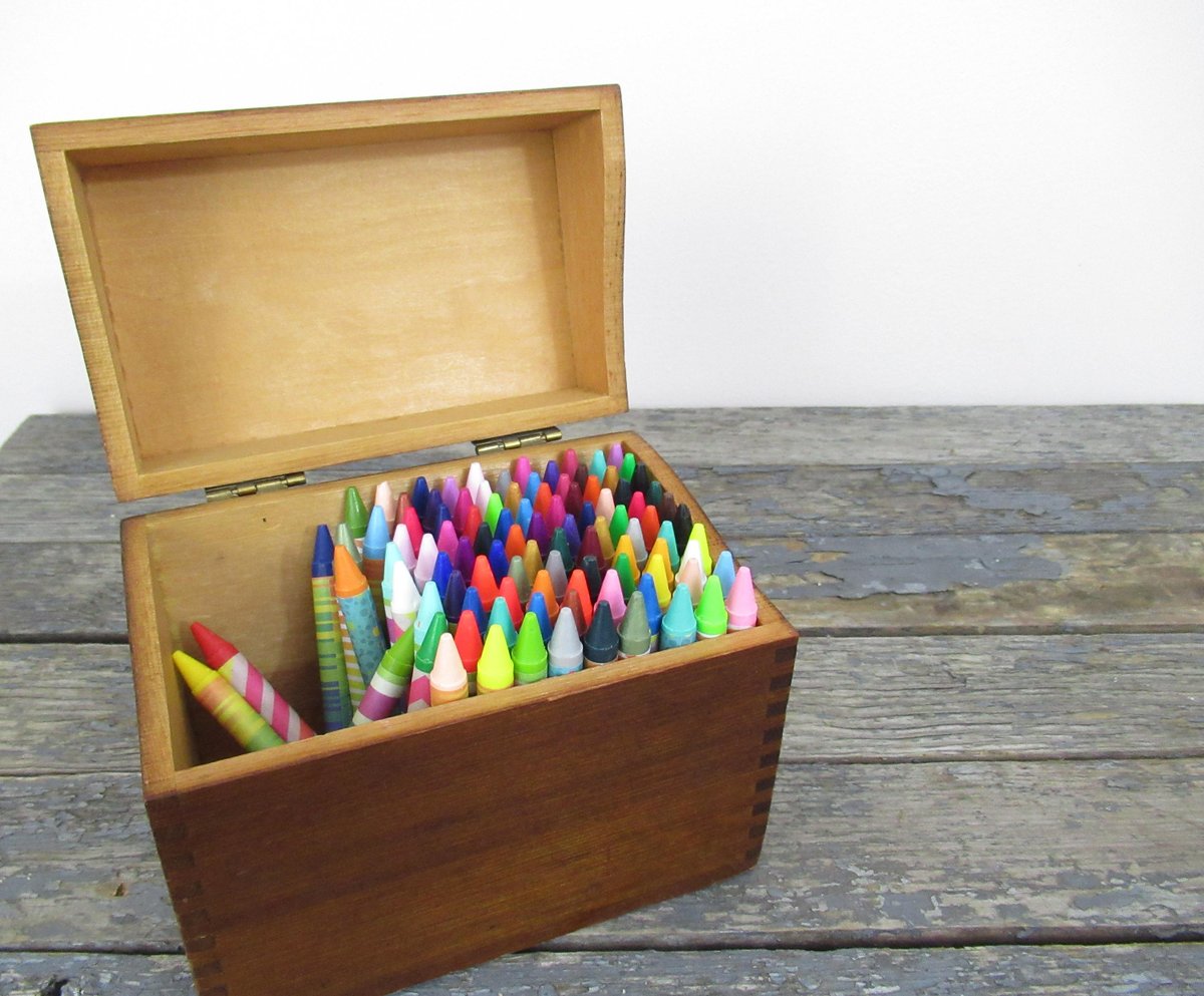 SfusoStuffs's tweet image. Vintage Wood Box etsy.me/2DZn9w7 #GotVintage #woodenfilebox #vintagewoodbox #recipebox #cardfile #indexcardfile #kitchenfile #deskaccessory