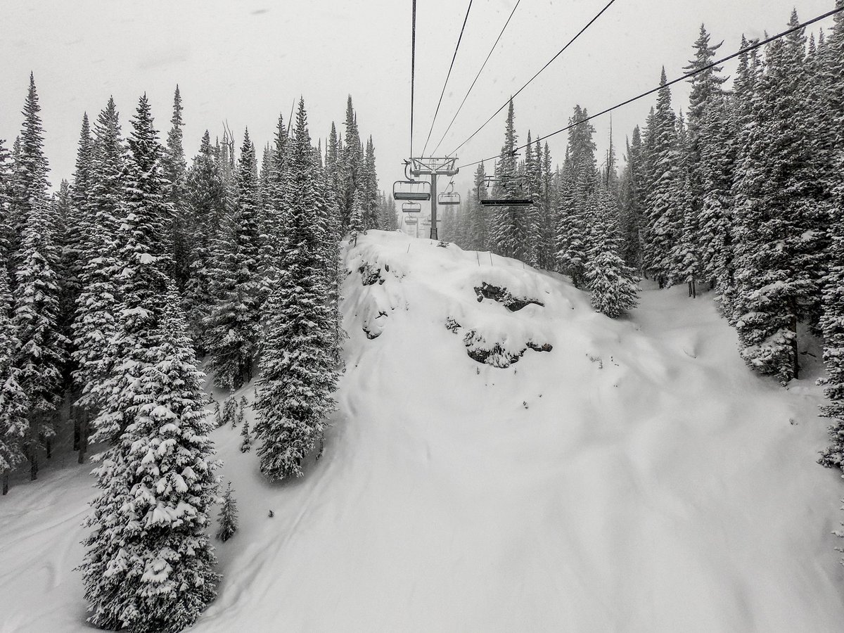 DiscoverVailCO's tweet image. 8" of new snow in the past 24 hours (12" in the past 48 hours) should make for some great skiing today in Vail, C).  #VailWinter