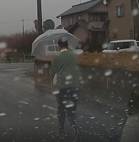 tibiboutamao's tweet photo. 僕の友人が 平成３０年１月２２日 午後４時頃、稲沢市祖父江町上牧の交通事故現場に遭遇。人命救助中、バッグを盗まれました。この男が持っているバッグは友人の物です。この男に盗まれました。 お気づきの方は稲沢警察署刑事課0587-32-0110まで ご一報ください。 https://t.co/YoD011tc4E
