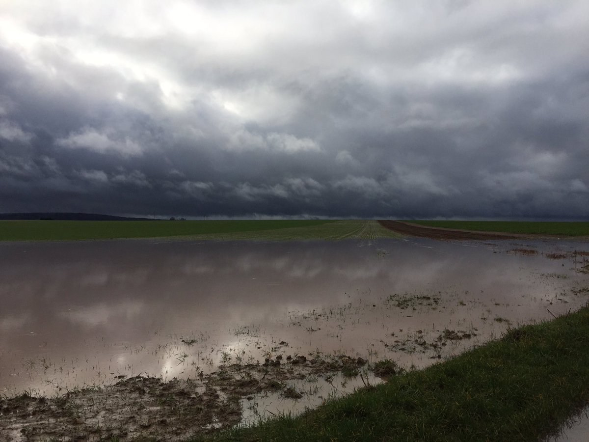 LCMcyrille's tweet photo. Pluies diluviennes, coulées de boue et inondations ce matin dans le Vexin. Secteur #Magnyenvexin #Omerville #Fourges #BrayetLu #Aveny #MontreuilsurEpte #SaintClairsurEpte https://t.co/7LHT5Ccjj8