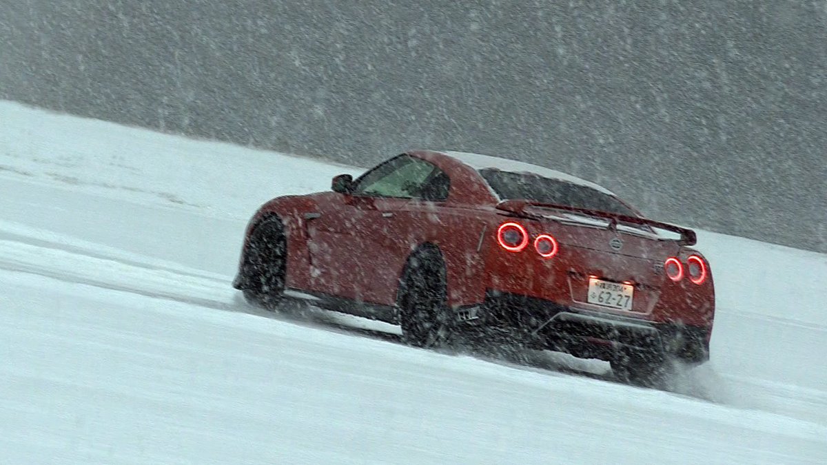 日産自動車株式会社 その1 雪下ろし 特にミニバンやsuvに多く見られますが 屋根等に積もった雪は走行前にしっかり落としましょう 雪塊が路上に落下したり 後続車に当たって損傷したり視界の妨げになるなど非常に危険です 雪道運転 日産自動車株式会社 その1 雪下ろし 特にミニバンやsuvに多く見られますが 屋根等に積もった雪は走行前にしっかり落としましょう 雪塊が路上に落下したり 後続車に当たって損傷したり視界の妨げになるなど非常に危険です 雪道運転
