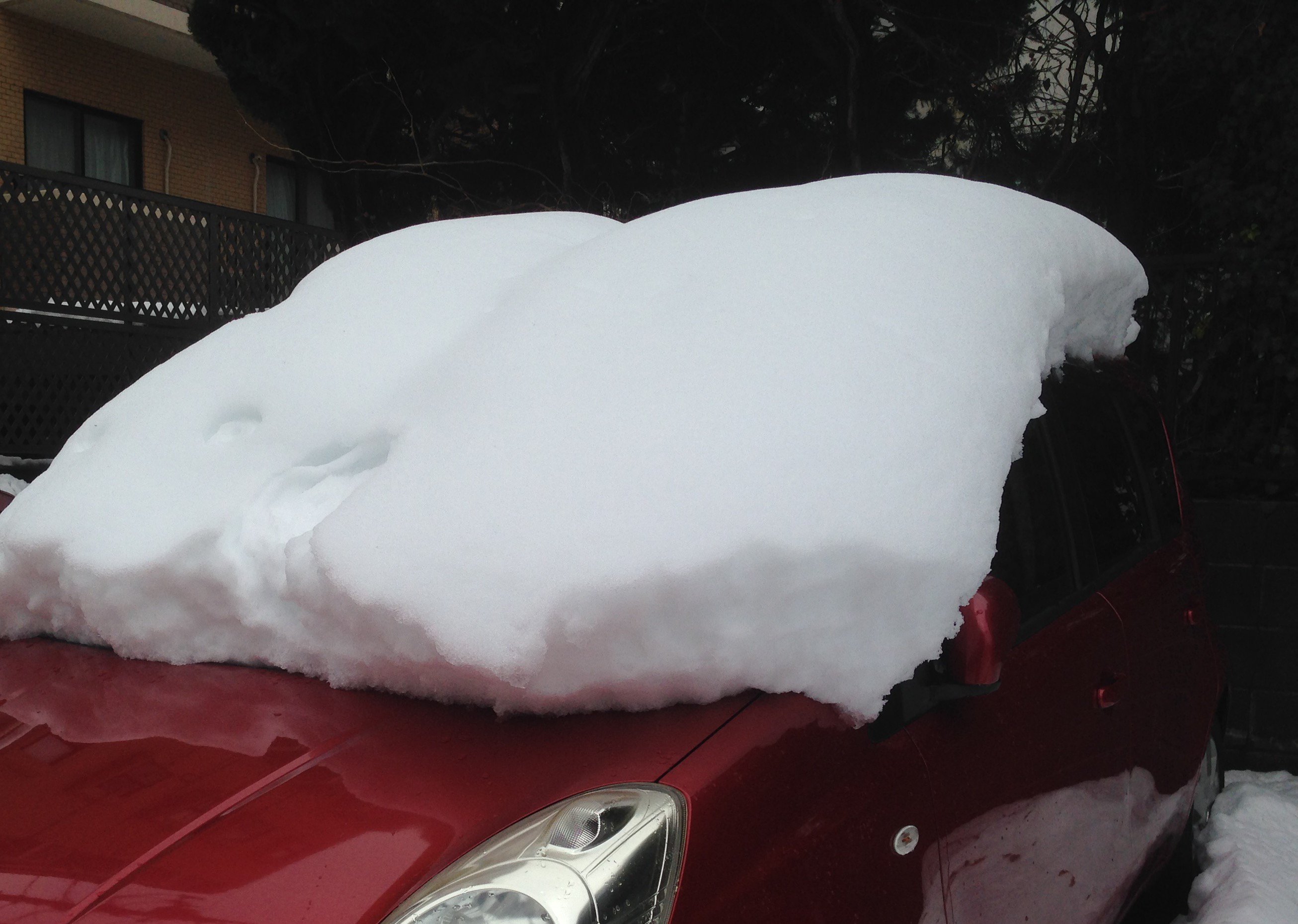 日産自動車株式会社 その１ 雪下ろし 特にミニバンやsuvに多く見られますが 屋根等に積もった雪は走行前にしっかり落としましょう 雪塊が路上に落下したり 後続車に当たって損傷したり視界の妨げになるなど非常に危険です 雪道運転 T Co