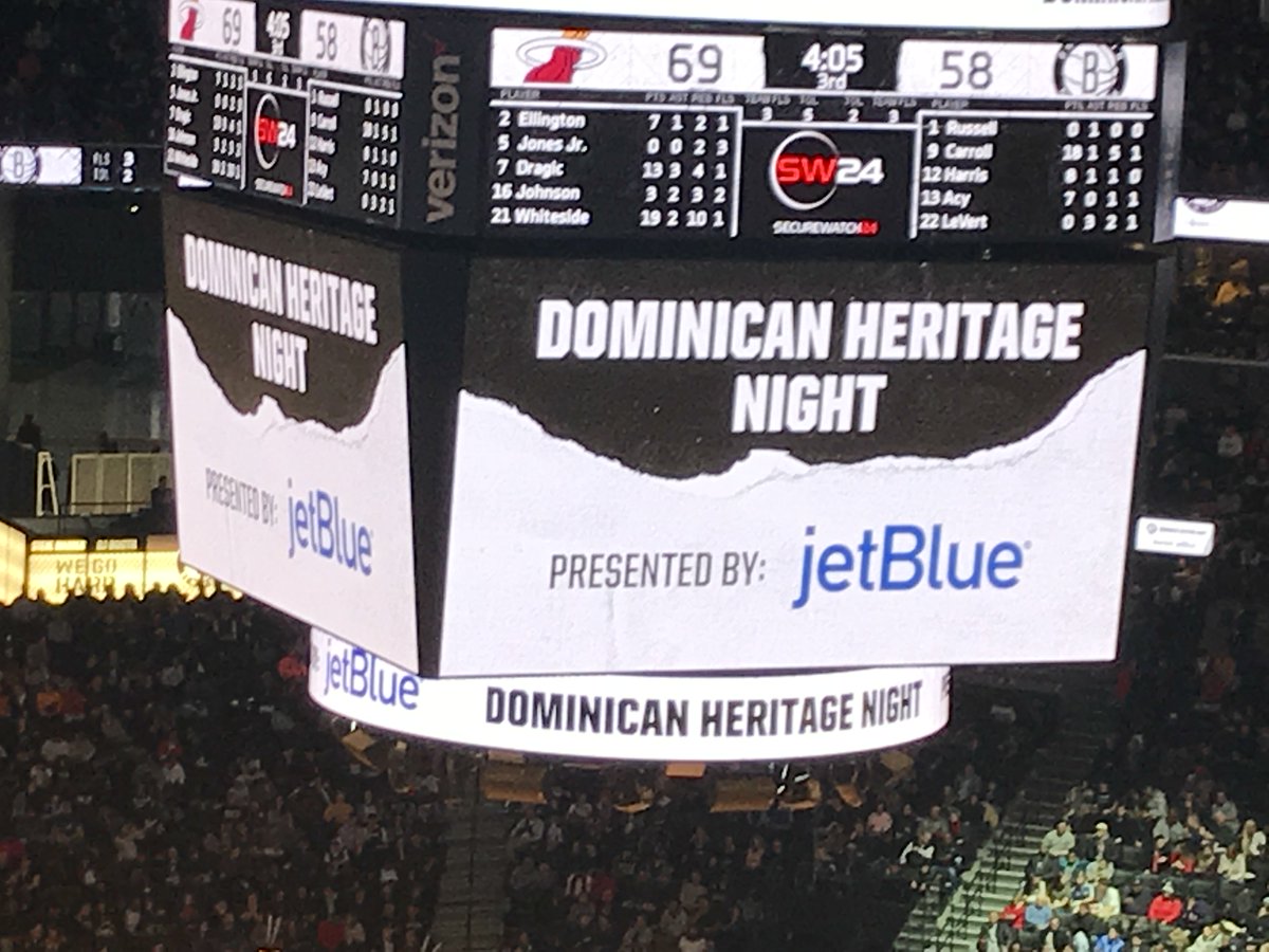 YoSoyDUSA's tweet photo. DUSA's canvassing team was at The Barclay's Center conducting voter registration during Dominican-Heritage Night while also being recognized for our work in civic engagement and voter registration! Register and vote, It's your right &amp; privilege! 🙌🏾👏🏽🏀 https://t.co/UnIeVywkXs