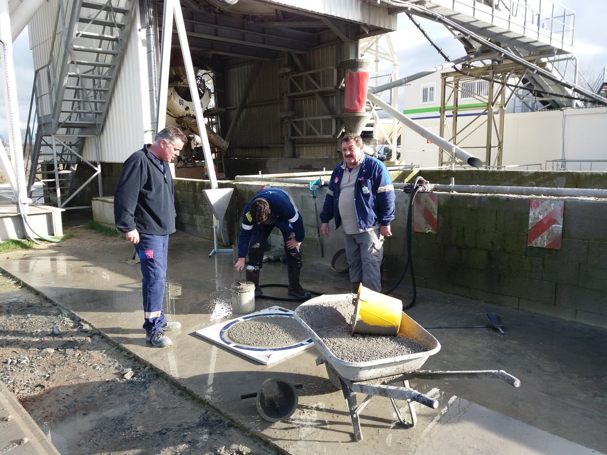 spinard_edycem's tweet photo. Essais de validation du #Béton #Isolant #Structurel sur la centrale  @Edycem_Beton Heric avec @fhumeau_edycem  @CentraleNantes  CHB merci👍 https://t.co/U0dtmu1Ars