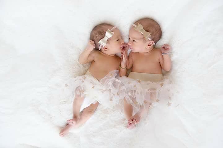 имена для близняшек девочек. дети двойняшки. красивые имена для двойняшек. имена для двойни мальчиков. красивые имена для двойняшек.