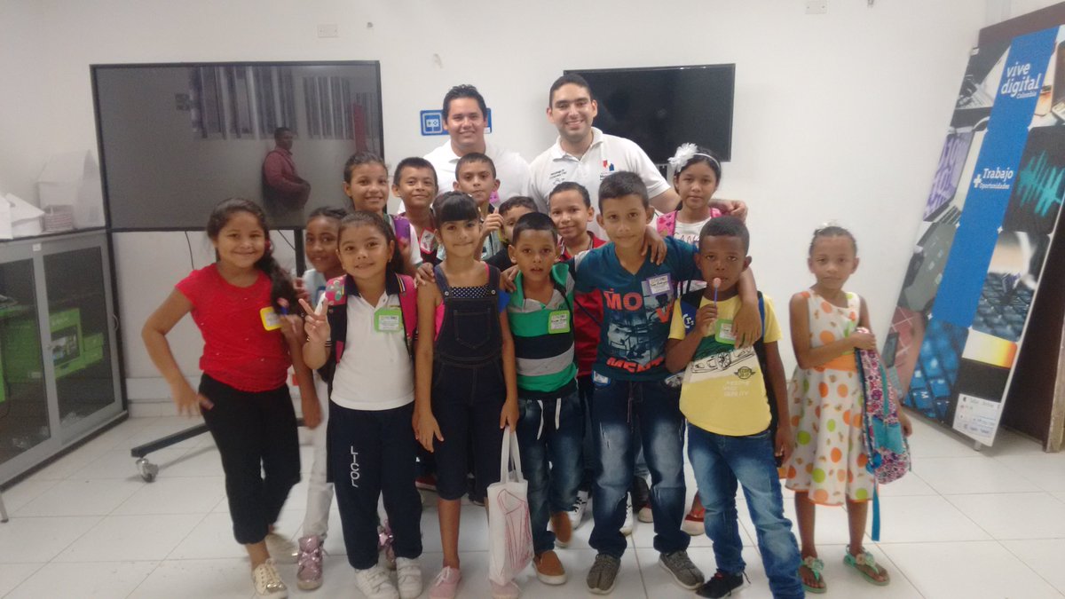 PVDplusINEM's tweet photo. Los nuevos estudiantes del Colegio INEM conociendo el @PVDplusINEM @TICMonteria @SemMonteria https://t.co/NWnNcXC5T7
