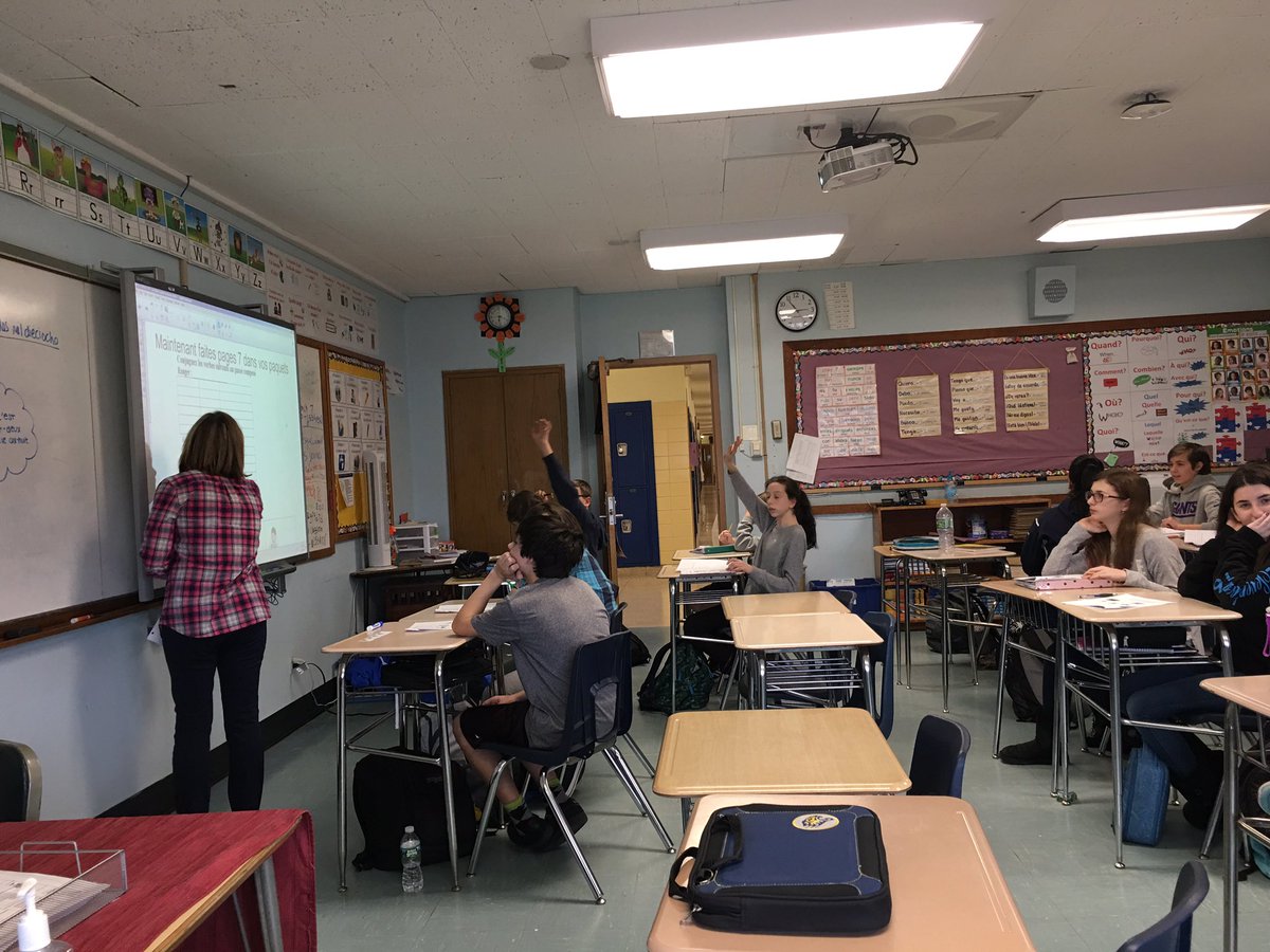 MmeNesfield's tweet image. Mme Ferreira&apos;s French 8 students @ENMSTIGERS are storytelling in the #passecompose today. #engagedlearners #francais #fle