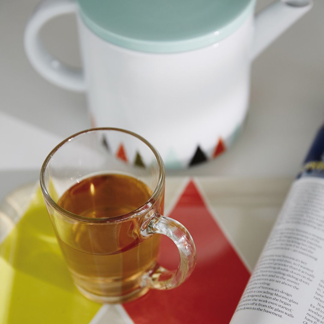 LuxaflexUK's tweet photo. 1950s colours add instant cheer. Keep an eye out at local car boot fairs; even a side plate or teapot can perk up breakfast. #Luxaflex #InteriorsTips #colourpalette #interiordesigner #interiordesigners #interior_design #interiorandhome #teapot #furniture #50s #1950s https://t.co/5ThKxo18Cx
