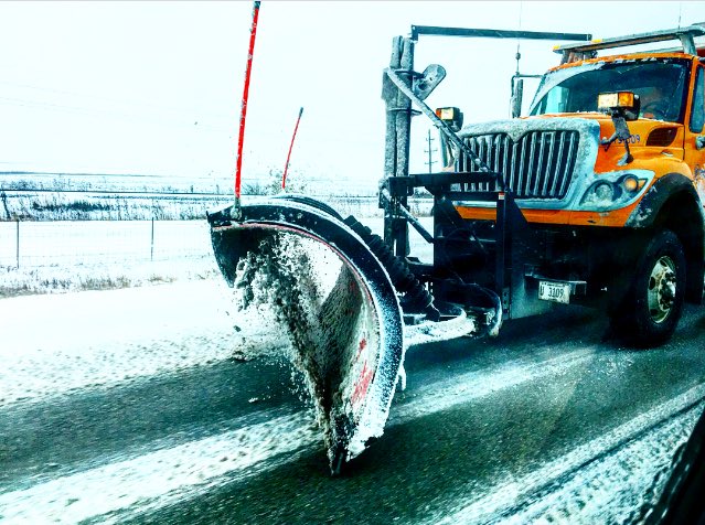 IDOTDistrict1's tweet photo. RAIN-->SNOW. Overnight, rain will change to snow, making roads slick. Snow will continue thru Tues morning rush, so plan ahead! #ILtraffic https://t.co/x9GjHDjdJ0