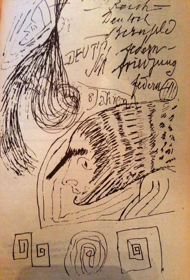 Freud’un ara sıra karalamalar yaptığı da bilinmektedir. Kendisi bu çizimi 1920 yıllarında Viyana’daki “çarşamba toplantıları” sırasında karalamıştır. Londra’daki Freud
müzesininde sembolü karalamanın en altındaki labirent biçimindeki antik
yunan sarmallarından esinlenilmiştir.