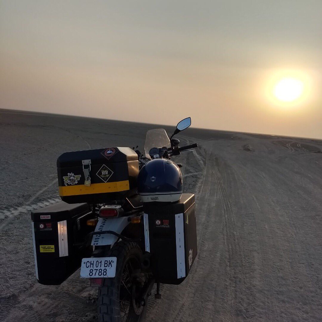 orangecandygear's tweet photo. If you don’t want to click a pic of your ride after u walk past it u got the wrong one. Also, those #panniers look good! Want some? We’d be happy to hook you up with them. #orangecandypanniers #motorcyclegear #motorcyclediaries #himalayan #royalenfieldindia #sunsets #maharm2018 https://t.co/gVVi83d1a1