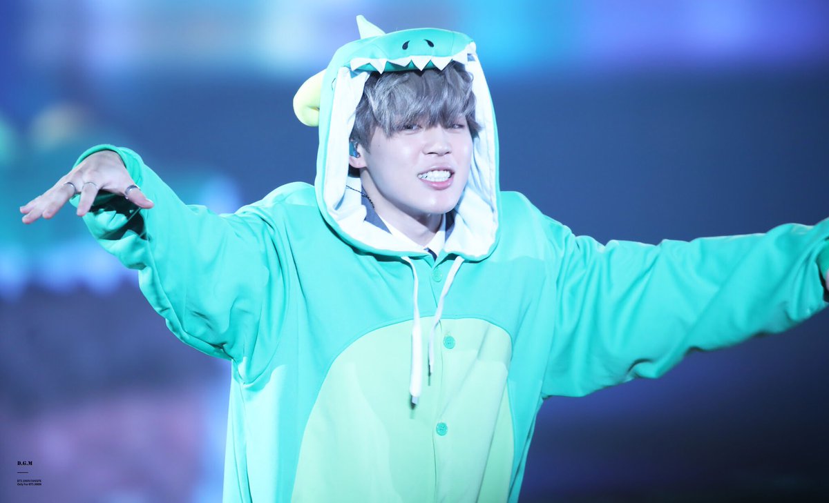 DangerMan1013's tweet photo. 180114 머스터 
#방탄소년단 #BTS #JIMIN #지민 @BTS_twt 
귀여운 공룡이❤️❤️❤️
#iHeartAwards #BestBoyBand #BTS @BTS_twt https://t.co/Xs2IhSn7BO
