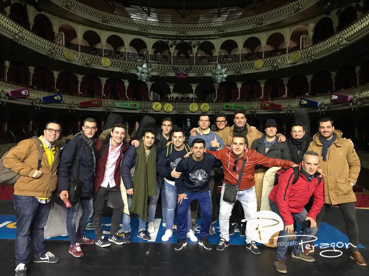 PeragonR's tweet photo. La Comparsa de Jaén ya se encuentra en el Teatro Falla. Están dejado el montaje para actuación de esta noche 😊🎭 #COAC2018 #COAC2018P14 
#Jaén #Comparsa https://t.co/A7oLO2YmDX