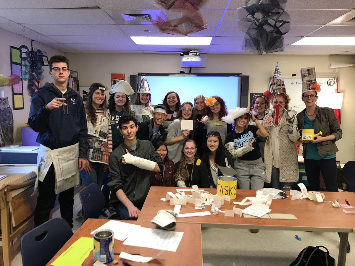 RomanoSTEM's tweet image. IB Visual Art’s first TASK party! @art21 #ibvisualart #TASKparty @lroth_art @DASD_STEM