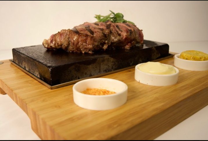 ❗️MIDWEEK STEAK DEAL!❗️£30 for two with a glass of wine each! Get that steak in your face! 🍽🐄  
*Weds to Fri only