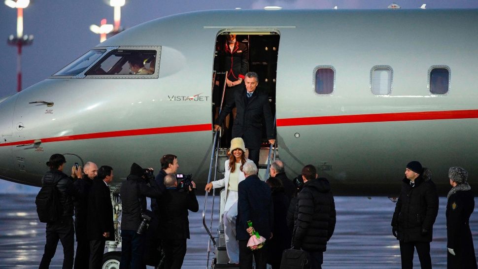 Cronica_ok's tweet photo. 🛬@MauricioMacri llegó a Moscú, primer destino de su gira europea en busca de inversiones https://t.co/ZjEu3vVPgh #NecesitaGuita #ComoYo #NoTieneUnCobreElPresidente #AhNoPará #PutinDameUnRubloPaLaBirraLoco #DaleCopate #NoSeasPutin https://t.co/uatNnbBn6L