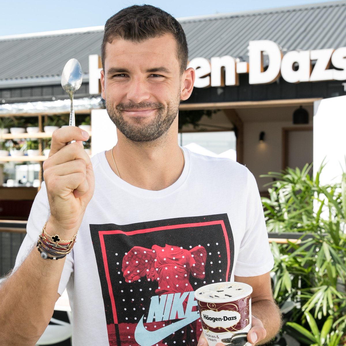 Félicitations à notre nouvel ambassadeur <a href="/GrigorDimitrov/">Grigor Dimitrov</a>, qui continue de briller sous la chaleur de l’Open d’Australie ! Nous lui souhaitons bonne chance pour les quarts de finale ! #AusOpen #GDlovesHD