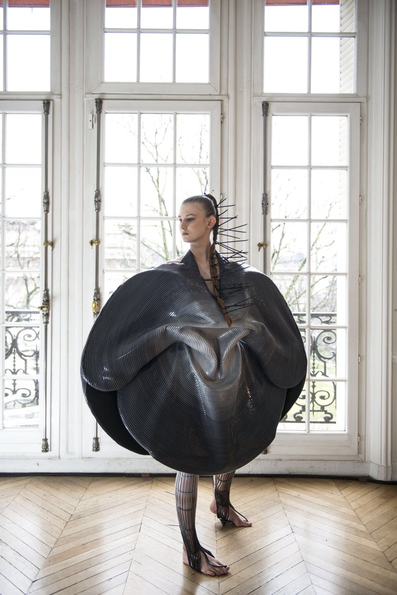 handtseries's tweet photo. A look at #FloraMiranda’s SS18 presentation at #couturefashionweek in #paris (photos by @aleyahs) #pfw #couturefashionweek https://t.co/QtCKcN8jeL