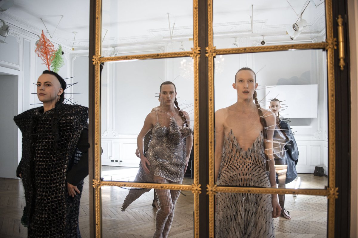 handtseries's tweet photo. A look at #FloraMiranda’s SS18 presentation at #couturefashionweek in #paris (photos by @aleyahs) #pfw #couturefashionweek https://t.co/QtCKcN8jeL