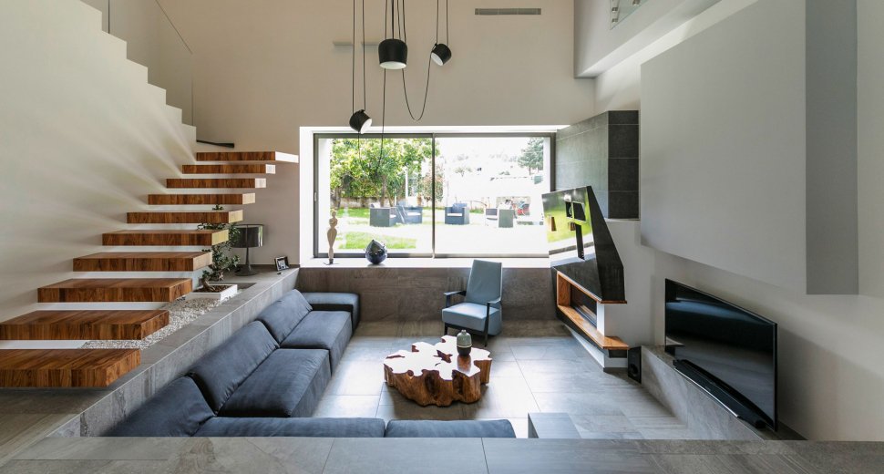 Il progetto #CasaDante è stato realizzato nella zona residenziale del piccolo borgo di Varapodio. L’ambiente focale della struttura è contraddistinto dall’area relax con i lunghi #divani modello FREEMOOD di #Désiréedivani.
Scopri tutto il progetto: bit.ly/ProgettoCasaDa…