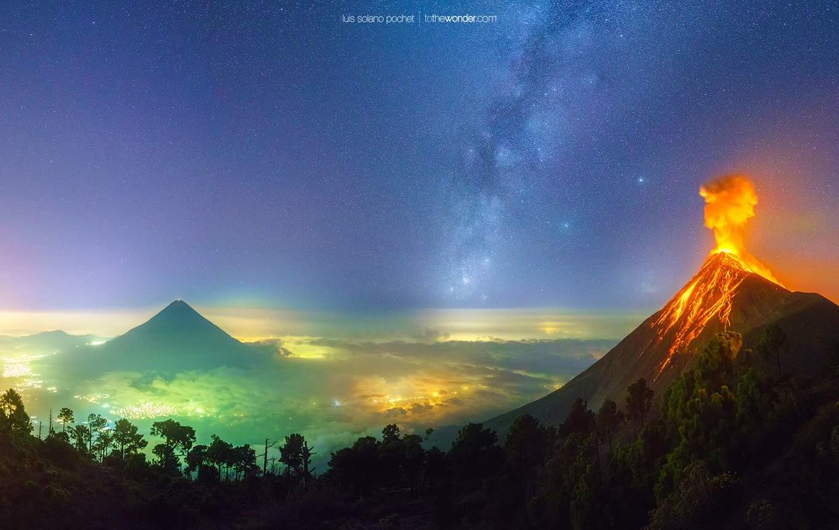 La Vía Láctea entre el Volcán de Fuego en erupción 🌋 y el Volcán de Agua  captada desde el Volcán de Acatenango. Increíble foto de Luis Solano de  https://t.co/7nLUBWPQ0q 😍