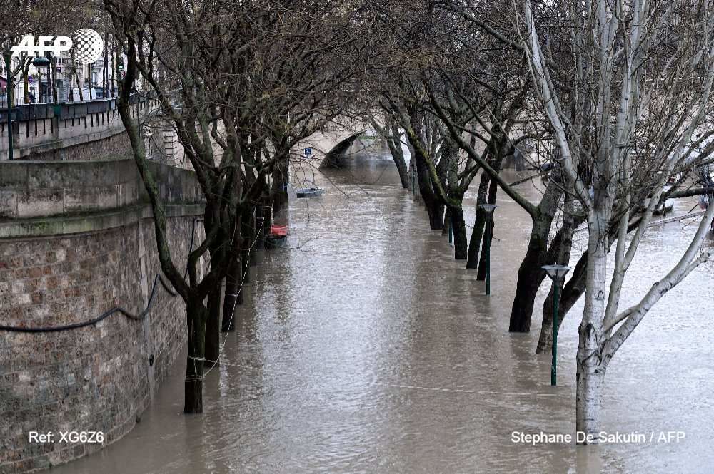 AFPespanol's tweet photo. Alerta amarilla en París por la crecida del Sena, que ha provocado el cierre de los caminos en la ribera 📷 Stephane de Sakutin #AFP https://t.co/JWUE84UH5b