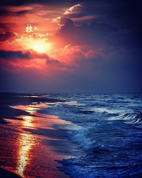 If you live by the ocean....can you take me there...🌊🌊💙💙I think it's time to escape to the sea😍
.
.
#california #sunset #bliss #redsky #sea #escape #oceanmeditation #meditation #indigo #waterhealing #water #serenity #tranquility #peaceful #firesky #sunrays #monday #emoiryah