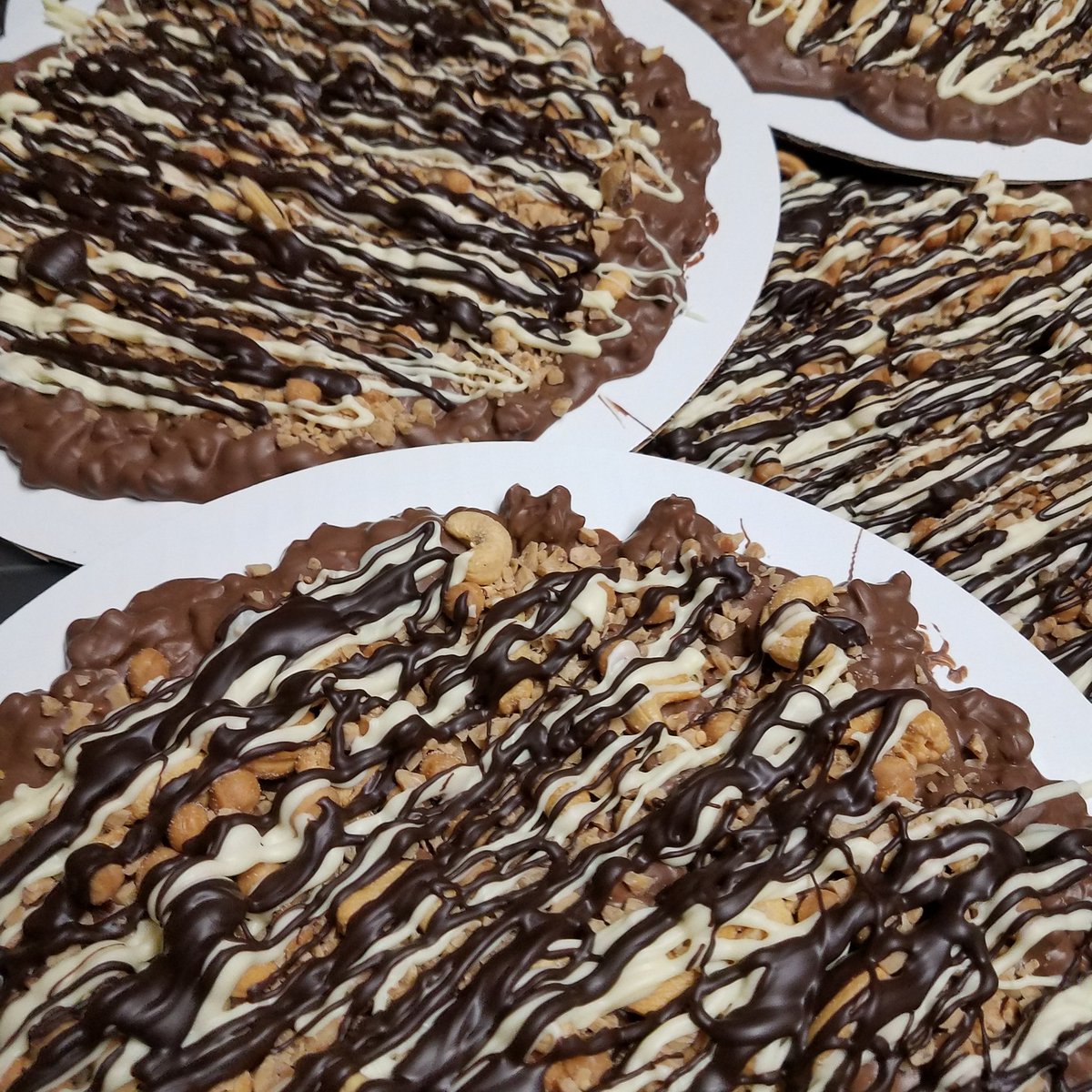 FS_Choc's tweet image. Double Indulgence pizza with pecans, cashews, toffee, caramel and ribbons of white and dark chocolate! Yummmm