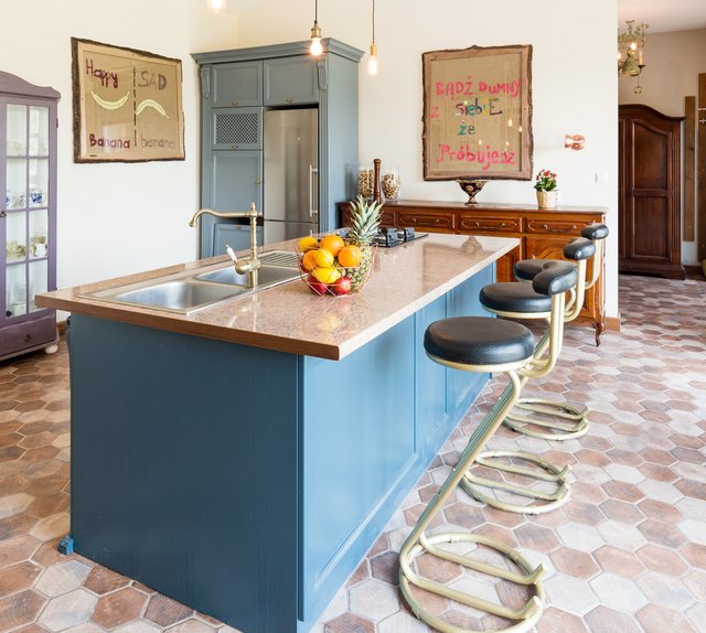 Thinking of a new kitchen in 2018? Here's how to style your new space with the coolest colour around... #januaryblues  livinginchiswick.com/january-blues-…