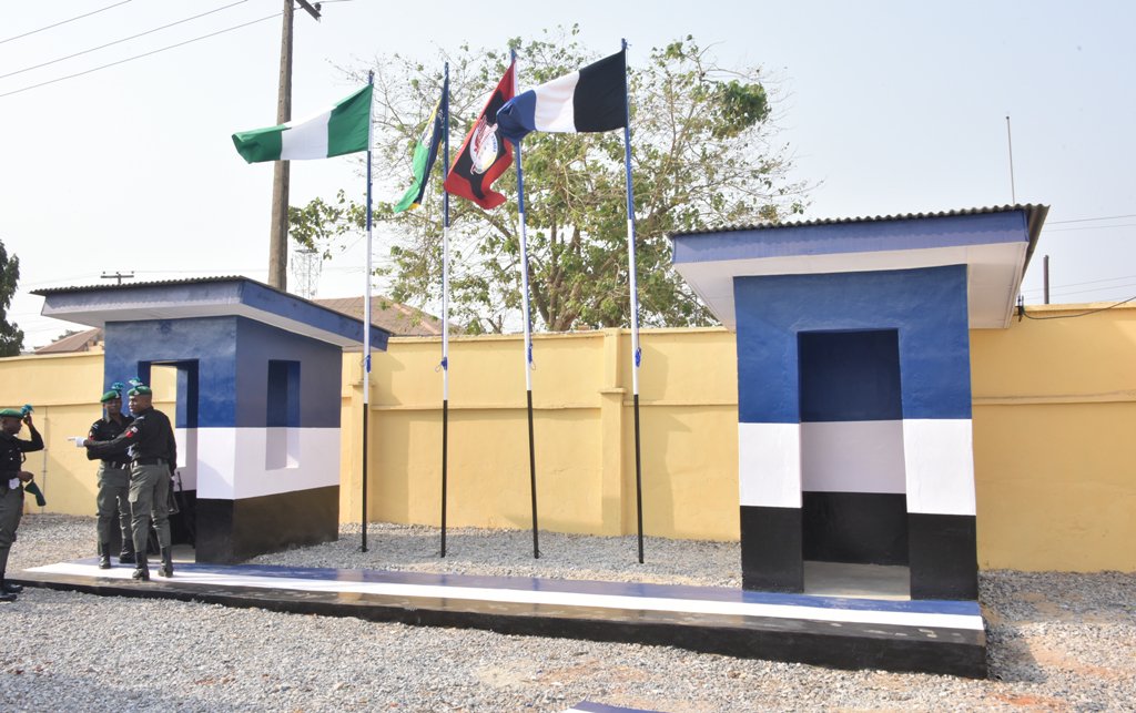 followlasg's tweet photo. Lagos State Governor, Mr Akinwunmi Ambode on Monday commissioned a new Police Mobile Force (PMF) Squadron Base 63 in Igbogbo-Baiyeku area of Ikorodu https://t.co/xvIjfX6zOq