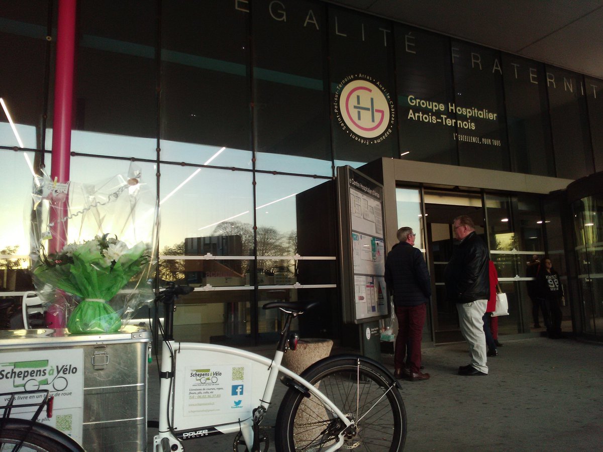 Schepensavelo's tweet photo. Finir la journée par des fleurs pour une naissance au CH #Arras et voir le grand sourire des parents, ça fait toujours plaisir 🚴😉 @PierBertran #cargobike #DeveloppementDurable #livraison #zerocarbone https://t.co/vlEW0mjsqC