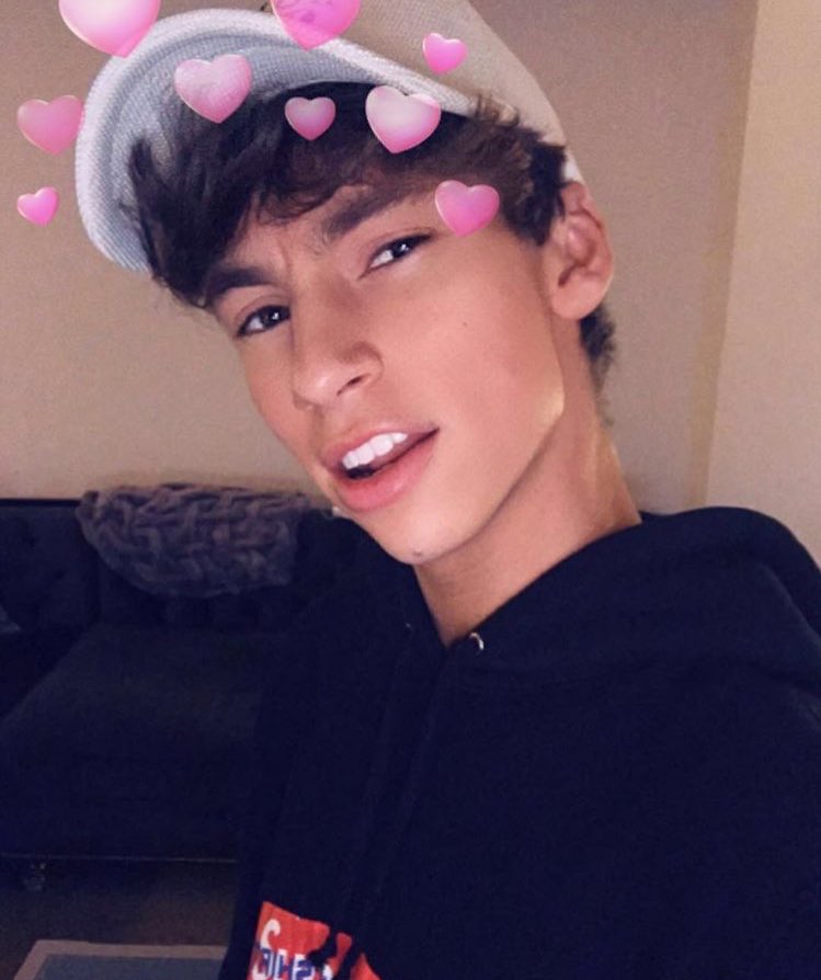 JackThatsofalse's tweet image. The best snap filter.