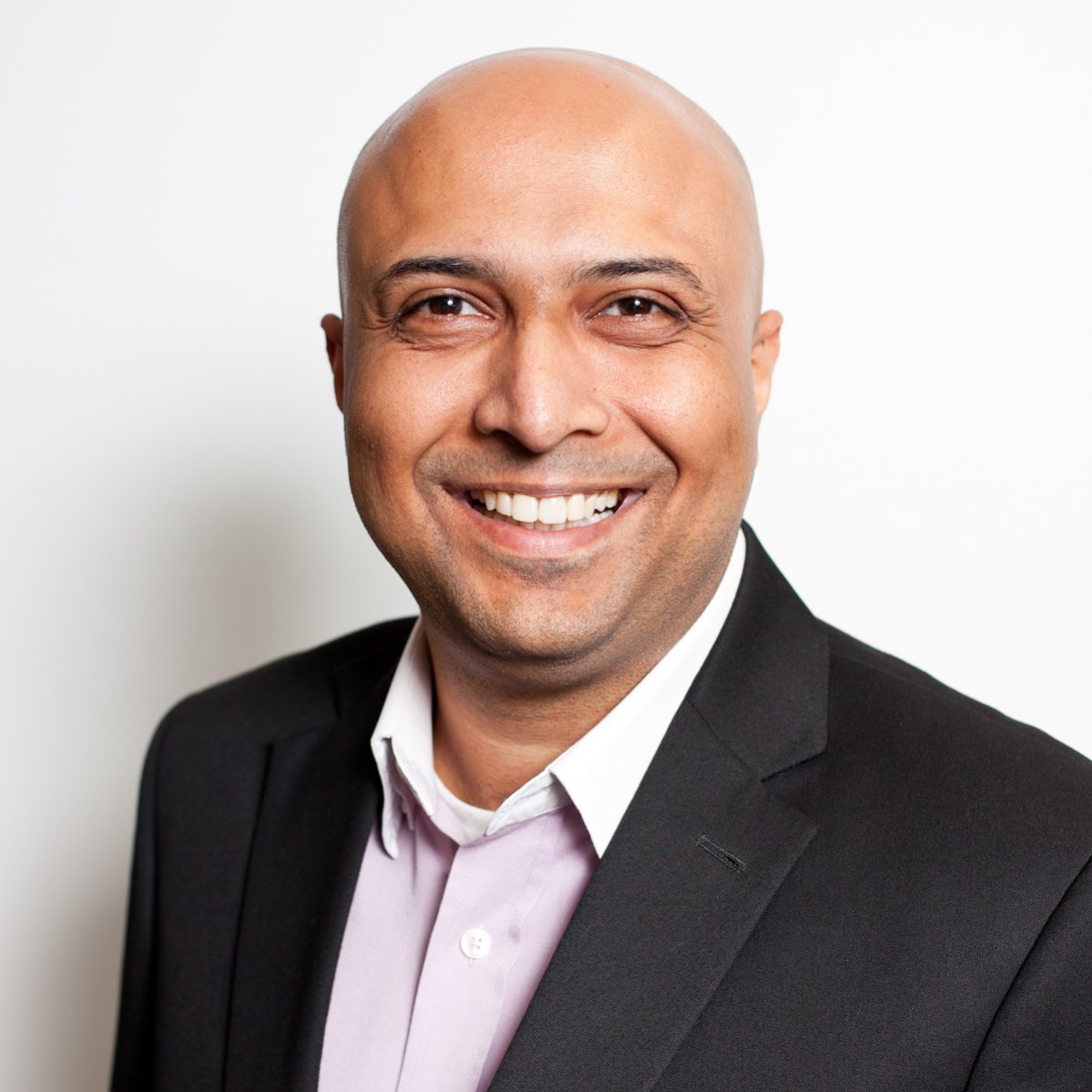 GlassViewMedia's tweet image. Meet our VP of APAC Sales from Singapore, Neeraj, who is celebrating his one year #glassaversary here at #GlassView! Likes: food, continuous learning, and is very passionate about poverty alleviation.