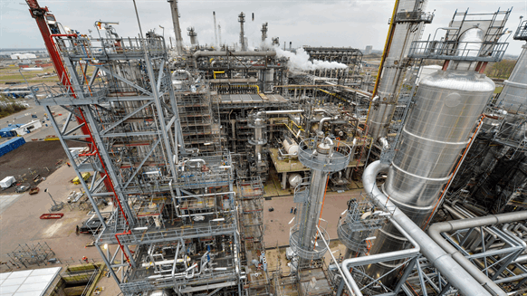 NFIA_USCanada's tweet photo. .@Shell announces plans to construct a #solar power plant at its chemicals manufacturing facility in Moerdijk, the Netherlands #InvestinHolland https://t.co/YqnwQBrspi https://t.co/8l5bB1G55y