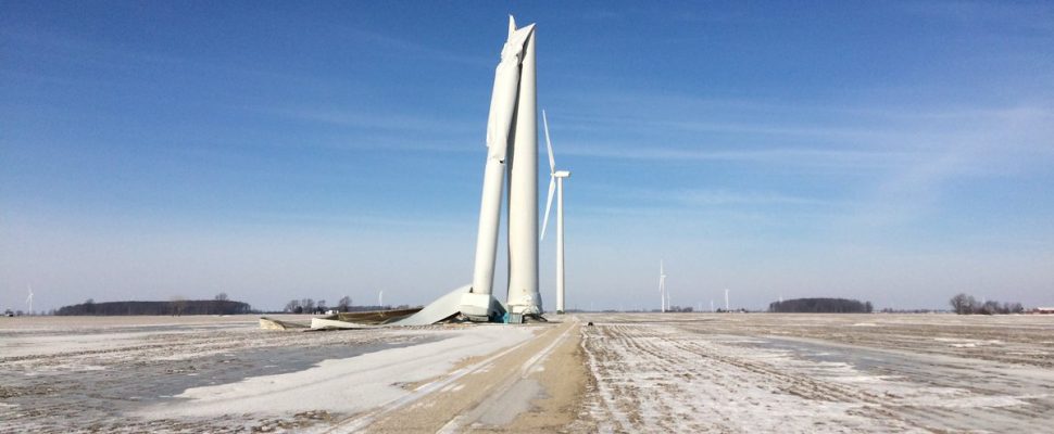 The MOE says a local wind turbine that collapsed on Friday will be removed this week #ckont blackburnnews.com/chatham/chatha… https://t.co/KiRw3cbu7b