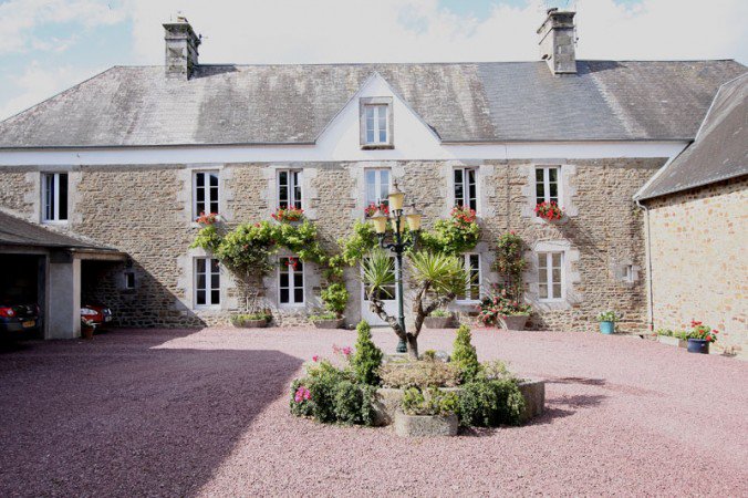 homesgofast's tweet photo. CHANGE YOUR LIFE #ExpatsFrance a #French Property FOR SALE BY OWNER  #Roncey #Manche ideal for new home #business #luxury #FrenchProperty for sale hour from #Caen #Cherbourg, learn more https://t.co/8IirjQ22cQ https://t.co/2sKLinVPbC