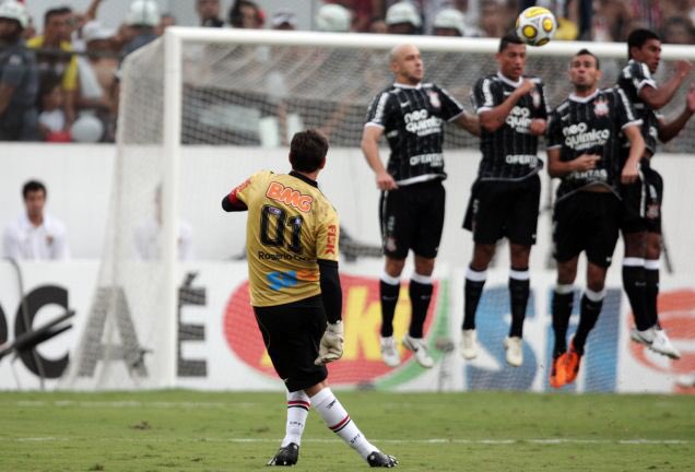 Has there ever been a more complete goalkeeper than Rogerio Ceni? Happy birthday crack! 